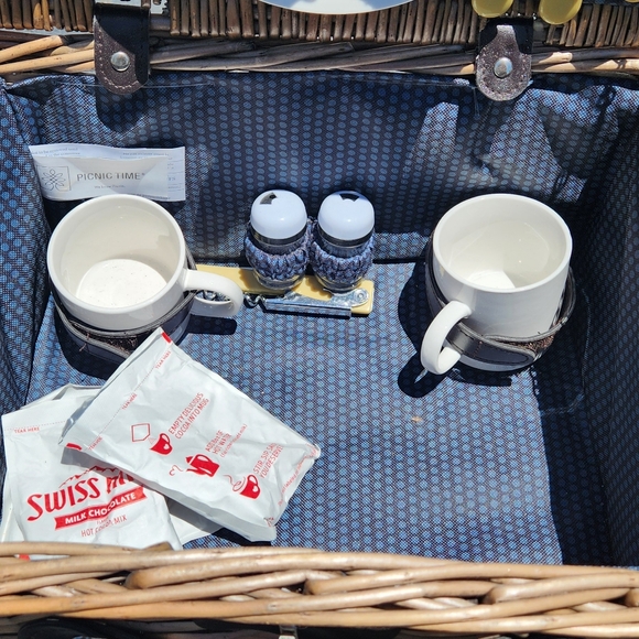 Vintage Picnic Basket - Picture 2 of 6